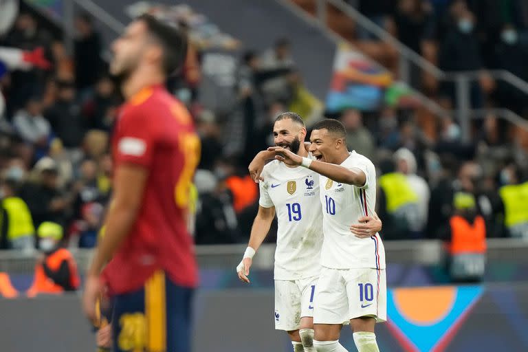 Karim Benzema y Kylian Mbappé festejan; Francia le ganó a España y es el campeón de la Liga de las Naciones