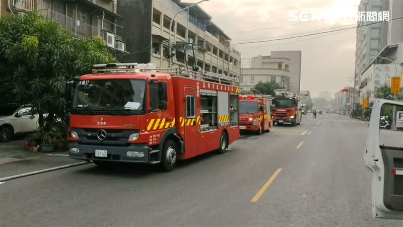 高雄市三民區民宅竄出火舌，消防隊出動14車29人前往灌救。（圖／翻攝畫面）