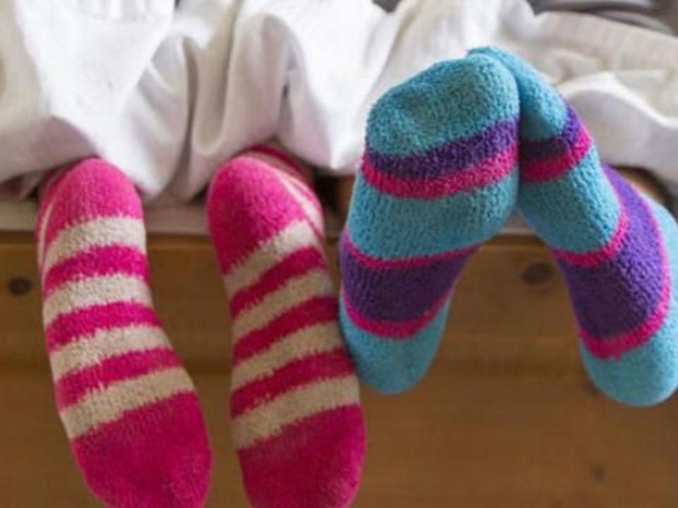 Dormir con calcetines es una buena medida para no perder calor corporal. (Foto: Getty)
