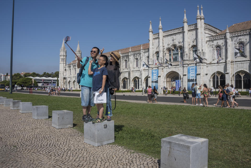 Chinese tourists take selfies. (Photo: Getty Images)