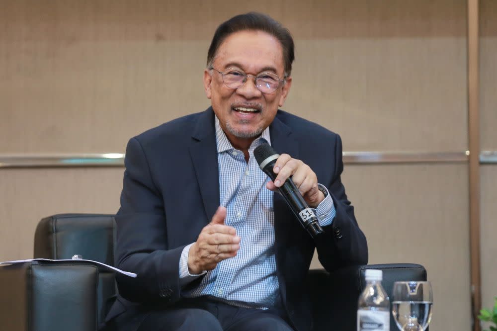 Datuk Seri Anwar Ibrahim says the main agenda for tomorrow’s Pakatan Harapan presidential council meeting tomorrow is on Malaysia’s economy. ― Picture by Ahmad Zamzahuri