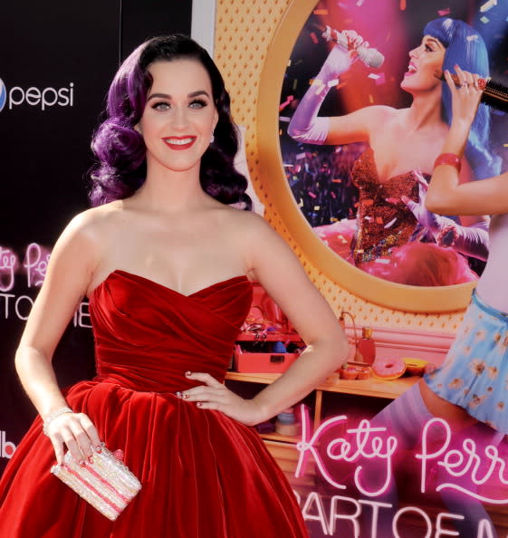 Chic es el concepto clave para quienes siguen las tendencias, y <b>Katy Perry</b> sí sabe cómo aplicarlo a sus looks. Una cartera con forma de pastel resultará irresistible.