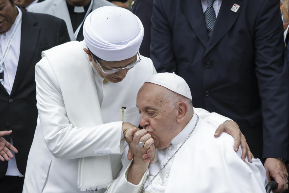 El papa Francisco (derecha), besa la mano del gran imán de la mezquita de Istiqlal, Nasaruddin Umar, tras un encuentro interreligioso con otros líderes religiosos, en la mezquita de Istiqlal, en Yakarta, Indonesia, el 5 de septiembre de 2024. (Aditya Aji /Pool Foto vía AP)