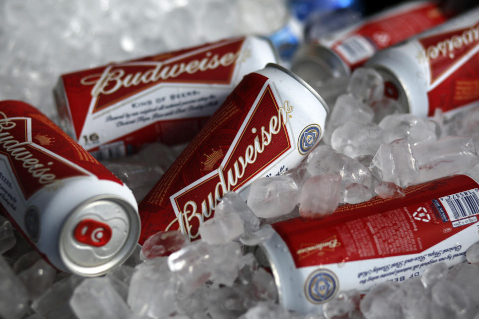 ARCHIVO - En esta foto del 5 de marzo de 2015, latas de cerveza a la venta en el estadio McKechnie en Bradenton, Florida. Los organizadores del Mundial de Qatar han prohibido la venta de cerveza con alcohol en los ocho estadios del torneo. (AP Foto/Gene J. Puskar)