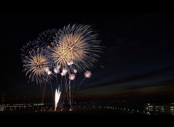 <strong>SCORE: 90  </strong>  <a href="http://www.atlanticcitynj.com/fireworks.aspx" target="_hplink">Atlantic City's show</a> has two parts, making it one of the longest in the country. The first 22-minute show over the Marina is followed by a 24-minute display along the beach and boardwalk. With 200,000 attendees, it's important to get to the beach early to claim a spot. And, those from out of town should make those reservations fast - the city will be jam-packed this weekend.    Photo: <a href="http://www.flickr.com/photos/stevenmaciejewski/5309567425/" target="_hplink">Steve Maciejewski</a>/Flickr
