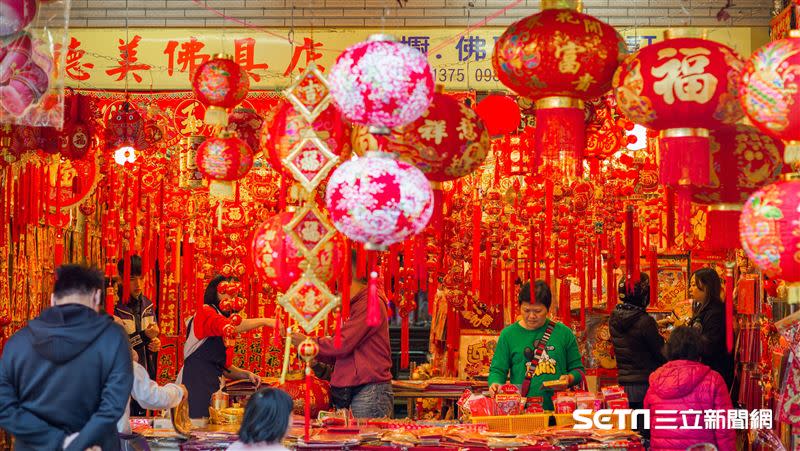 過年拜天公之前要完成貼春聯。（圖／陳弋攝影）