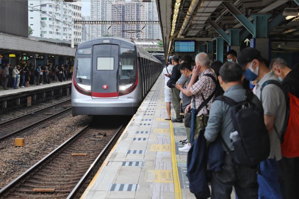 港鐵會由本周日（12月17日）起加強列車服務，平安夜及除夕夜會通宵行車