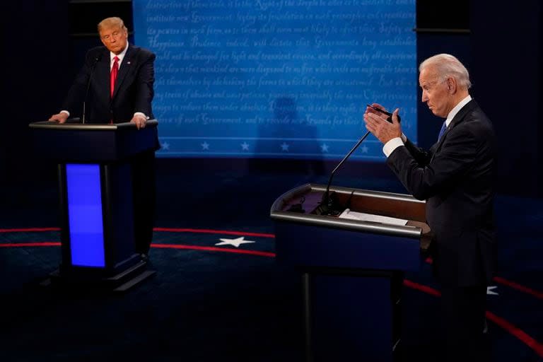 Joe Biden responde una pregunta mientras Donald Trump lo escucha durante el segundo y último debate presidencial de la campaña, el 22 de octubre de 2020 en la Universidad Belmont, en Nashville, Tennessee. (AP Foto/Morry Gash, foto compartida)