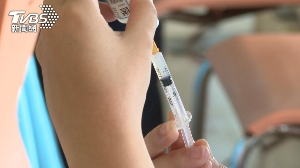 婦人兩天前接種第三劑莫德納疫苗。（示意圖／TVBS資料畫面）