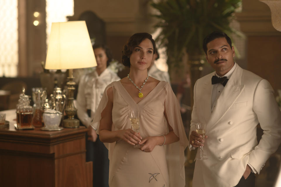 Gal Gadot, izquierda, y Ali Fazal en una escena de "Death on the Nile" en una imagen proporcionada por 20th Century Studios. (20th Century Studios via AP)