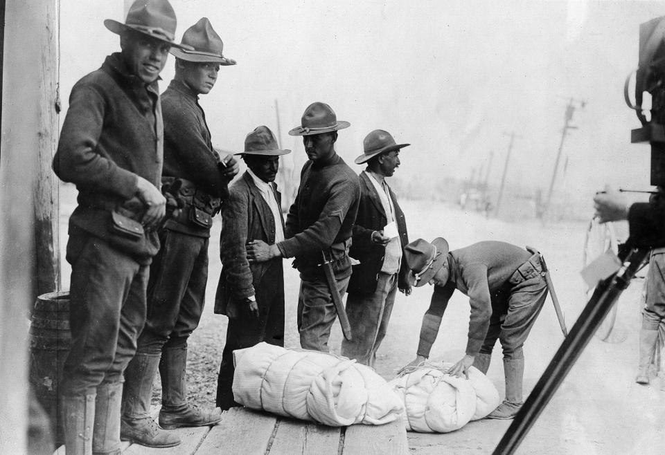 U.S. border guards check entering Mexicans