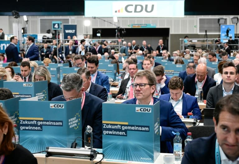 Ein ungeplantes Votum für die schrittweise Rückkehr zur Wehrpflicht, aber keine Abkehr vom harten Kurs in der Asylpolitik: Der CDU-Parteitag hat am Dienstag in teils kontroversen Debatten über das neue Grundsatzprogramm befunden. (Tobias SCHWARZ)