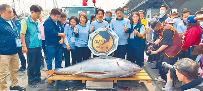 屏東「第一鮪」拍賣會7日在副總統賴清德（正面前排右三）與縣長周春米（正面前排右四）的主持下，最終由澎坊股份有限公司以1公斤1萬200元奪標，創歷史天價。（謝佳潾攝）