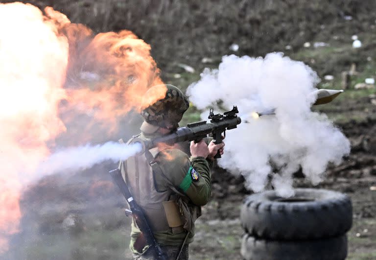 Un militar ucraniano dispara una granada propulsada por cohete (RPG) desde un lanzacohetes durante un ejercicio de entrenamiento en la región de Donetsk el 7 de abril de 2023, en medio de la invasión rusa de Ucrania.