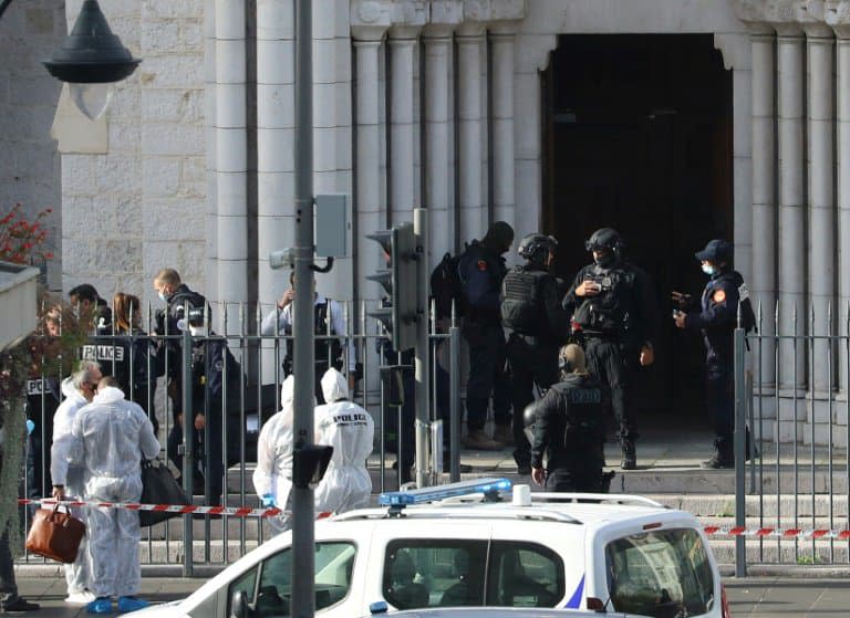 Des membres du RAID et des médecins légistes devant l'église Notre-Dame de Nice, après une attaque au couteau, le 29 octobre 2020 - Valery HACHE © 2019 AFP