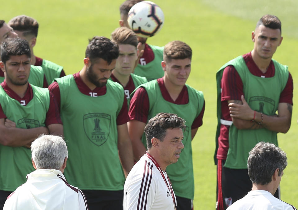 El técnico Marcelo Gallardo da instrucciones a los jugadores de River Plate de Argentina durante un entrenamiento en el estadio de Alianza Lima en Lima, Perú, el jueves 21 de noviembre de 2019. River enfrentará a Flamengo de Brasil en la final de la Copa Libertadores el sábado. (AP Foto/Martín Mejía)