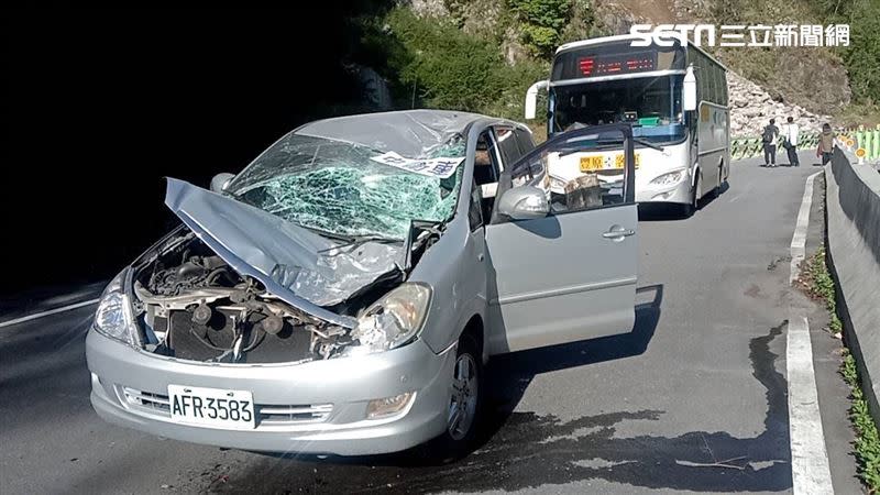 蘇花公路因為地震目前中斷，甚至有小客車遭巨石砸中。（圖／翻攝畫面）