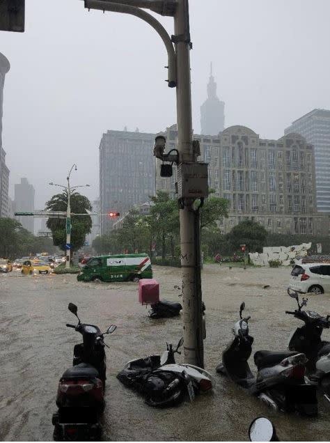台北信義區忠孝東路也淹水。（圖／翻攝自爆廢公社）
