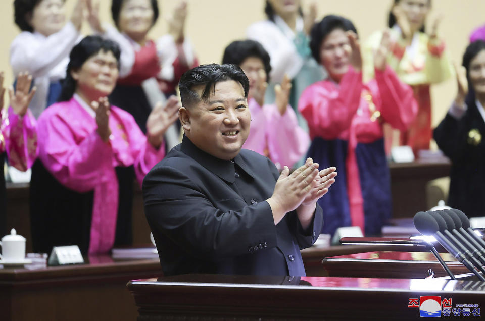 Esta imagen proporcionada por el gobierno de Corea del Norte muestra al líder norcoreano Kin Jong Un aplaudiendo en la Reunión Nacional de Madres en Pyongyang, Corea del Norte, el 3 de diciembre de 2023. Los periodistas independientes no recibieron acceso al evento mostrado en esta imagen distribuida por el gobierno norcoreano. El contenido se presenta como se recibió y no puede verificarse de forma independiente. La marca de agua en coreano son las siglas de la Agencia Central de Noticias de Corea. (Agencia Central de Noticias de Corea/Servicio de Noticias de Corea via AP)