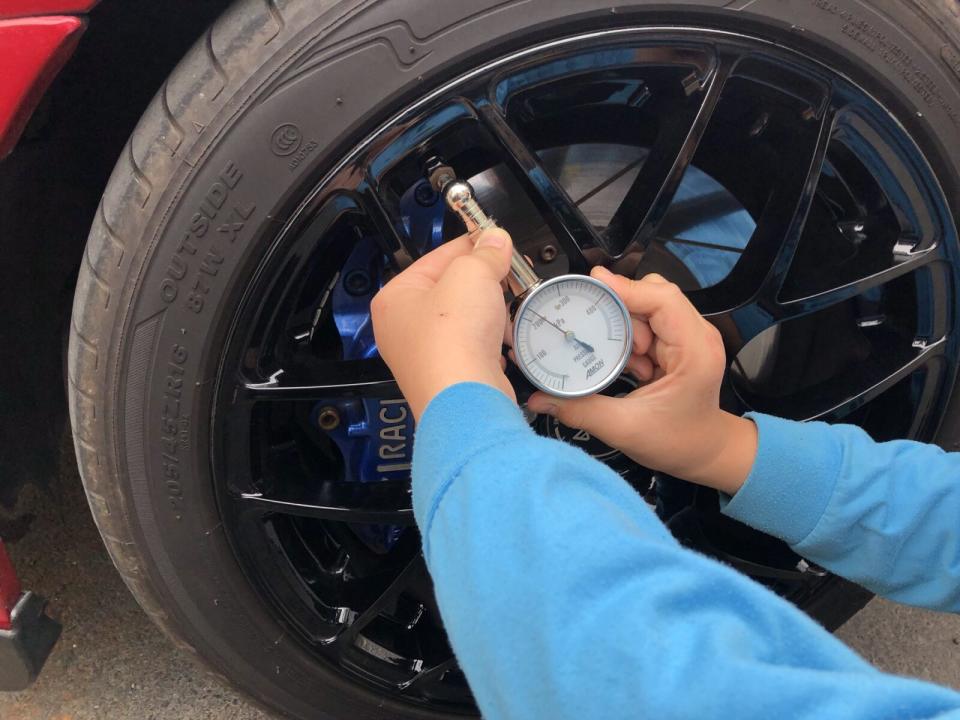 定期測量胎壓是延長輪胎使用壽命，與減少爆胎機會的最有效也是最基本的作法，標準的胎壓數值會隨著車重與輪胎尺寸而不同，建議可以參考原廠建議的數值。