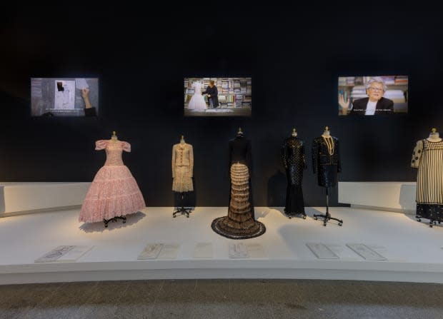 Video interviews with Lagerfeld's premières d'atelier at various design houses, projected above some of the looks they worked on with the late designer.<p>Photo: Courtesy of the Metropolitan Museum of Art</p>