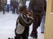 Dankgebet: Ein afrikanischer Flüchtling nach seiner Ankunft in Melilla. Foto: F. G. Guerrero