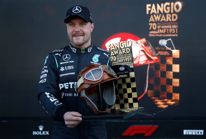 Valterri Botas de la escudería Mercedes celebra con el trofeo tras ganar la "pole position" para el Gran Premio de México de la F1