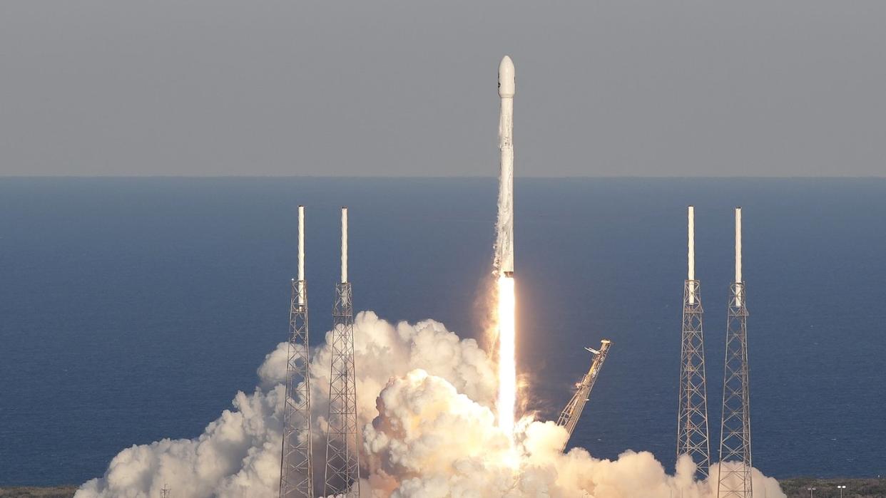 Start in Cape Canaveral: Eine Rakete vom Typ Falcon 9 hat «Tess» ins All transportiert. Foto: John Raoux/AP