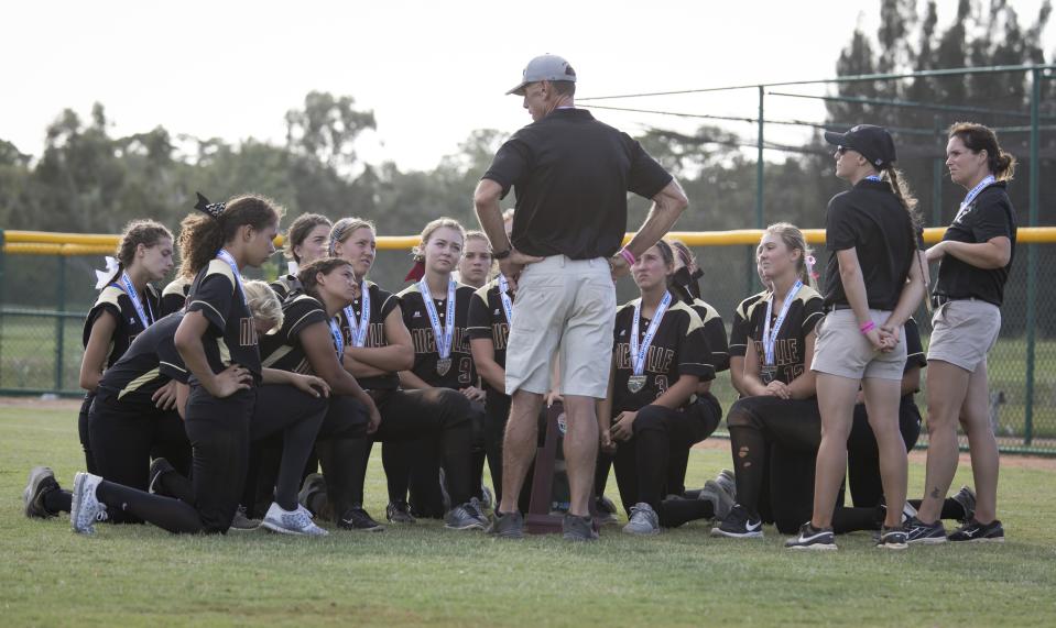 Niceville coach Danny Hensley with his team at the 2017 state final.