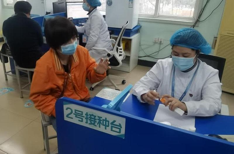 黃智賢聲稱已接種中國疫苗，且目前無狀況。（翻攝自黃智賢臉書）