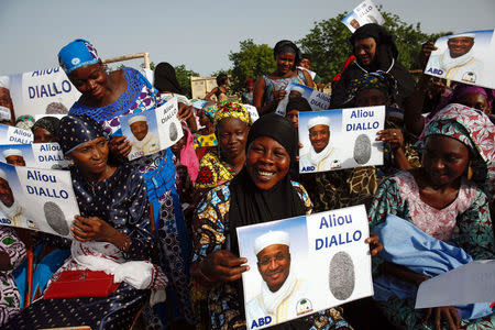 Supporters of candidate Aliou Diallo, leader of the Democratic Alliance for Peace (Alliance Democratique pour la Paix, or ADP-MALIBA) Party attend an elelction rally in Bamako, Mali July 26, 2018. REUTERS/Luc Gnago