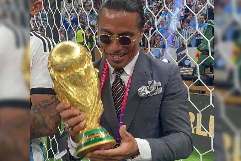 El  chef Salt Bae tomó la Copa del Mundo, pese a que está prohibido (Foto Instagram @nusr_et)