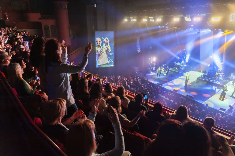 Una cuidada puesta en escena acompaña las presentaciones multitudinarias de Abel Pintos en el teatro Opera de Buenos Aires

