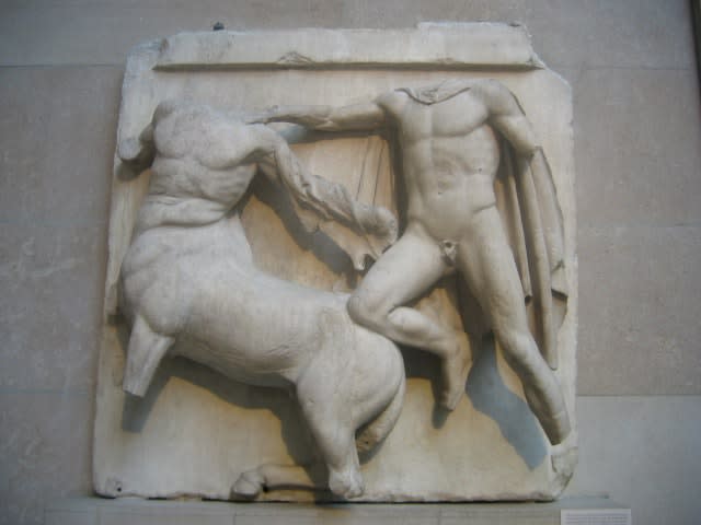 <span class="caption">Une pièce des marbres d’Elgin exposée au British Museum de Londres.</span> <span class="attribution"><a class="link " href="https://upload.wikimedia.org/wikipedia/commons/5/53/Elgin_Marbles_London.jpg" rel="nofollow noopener" target="_blank" data-ylk="slk:Wikimedia;elm:context_link;itc:0;sec:content-canvas">Wikimedia</a>, <a class="link " href="http://creativecommons.org/licenses/by-sa/4.0/" rel="nofollow noopener" target="_blank" data-ylk="slk:CC BY-SA;elm:context_link;itc:0;sec:content-canvas">CC BY-SA</a></span>