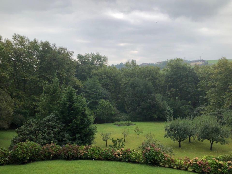 <p>Las preciosas vistas desde la terraza del restaurante. En esta explanada verde Matín también cuenta con un pequeño huerto que suele abastecer a la cocina. Foto: Alexandra Guerrero </p>