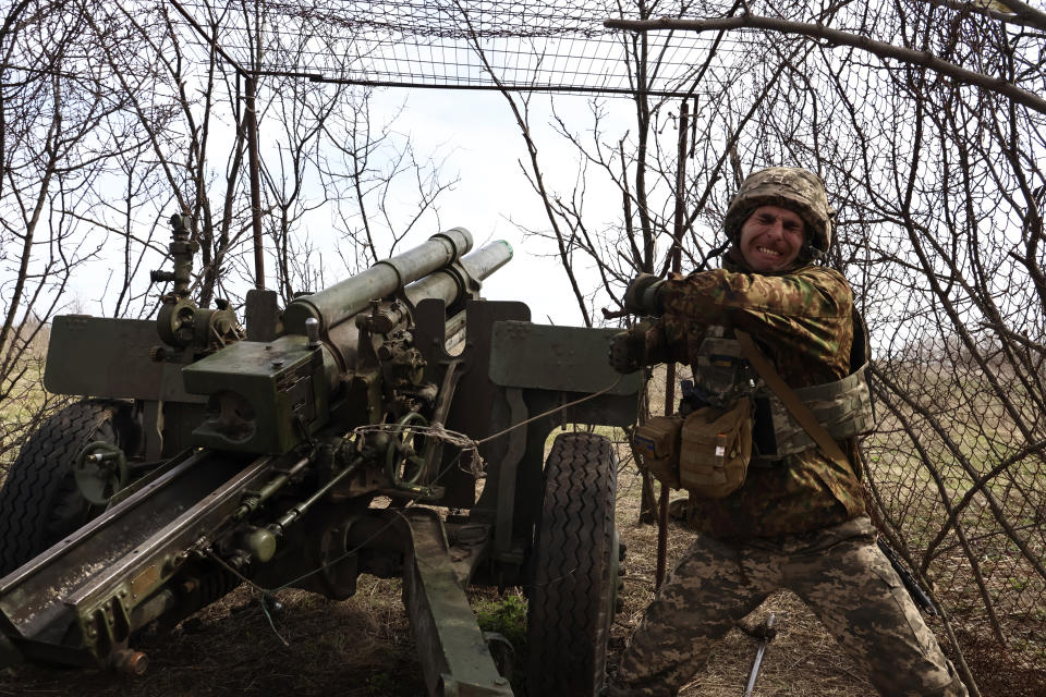 雖然烏軍在武器裝備和兵員數量都比不上俄軍，卻能發揮最大戰力抵抗入侵。(畫面來源：AP)