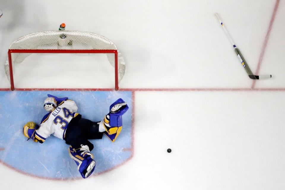 <p>Der Torwart der St. Louis Blues verliert bei einer Aktion seinen Schläger und wirft sich auf den Boden, damit der Puck nicht in sein Tor geht. (Bild: AP Photo/Mark Humphrey) </p>