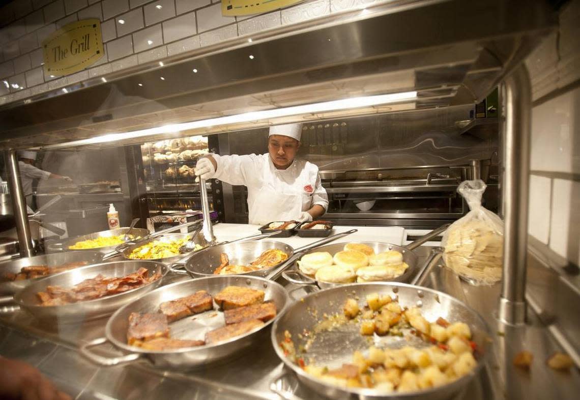 Chef Esbidy Benitez serves up breakfast at Eatzi’s Market & Bakery in Grapevine in 2016.