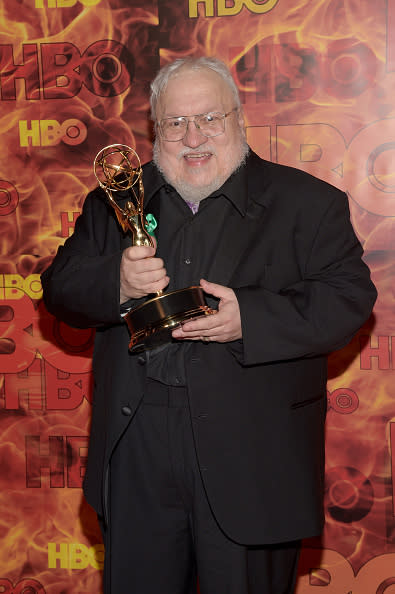 George R.R. Martin. En 2007, este autor literario tuvo la suerte de que la señal HBO adquiera su serie de novelas de fantasía épica, A Song of Ice and Fire Back, y las adaptara para crear el exitoso drama de TV que va por su sexta temporada, Games of Thrones. La fortuna que acumuló este año, de US$9.5 millones, proviene de las ganancias que sigue recibiendo al día de hoy. - Foto: Jason Kempin/Getty Images