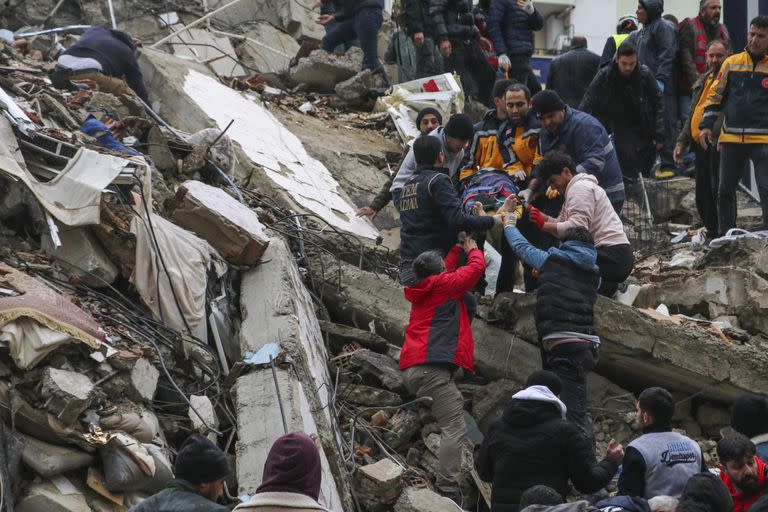 El trabajo de los rescatistas en Adana, Turquía. (IHA agency via AP)