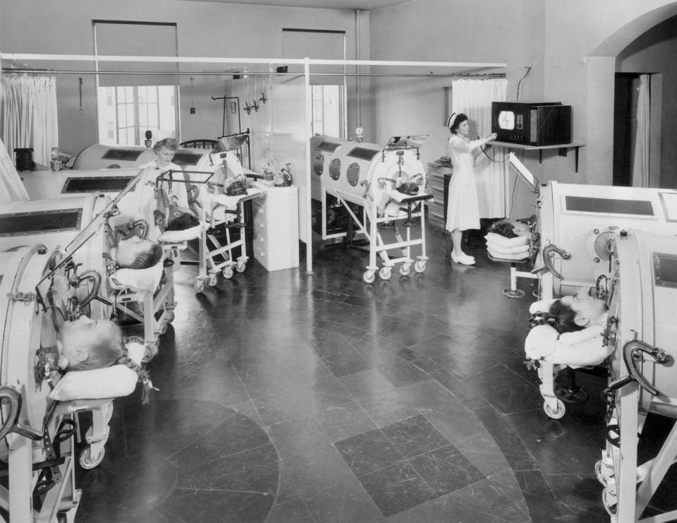 Polio patients at Baltimore’s Children’s Hospital watched television from inside the iron lungs that breathed for them. <a href="https://www.gettyimages.com/detail/news-photo/iron-lung-victims-get-television-set-baltimore-md-iron-lung-news-photo/515427562" rel="nofollow noopener" target="_blank" data-ylk="slk:Bettmann via Getty Images;elm:context_link;itc:0;sec:content-canvas" class="link ">Bettmann via Getty Images</a>