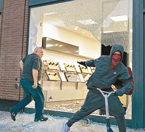 紐約州：紐約市有人闖入商店搶掠。（美聯社圖片）
