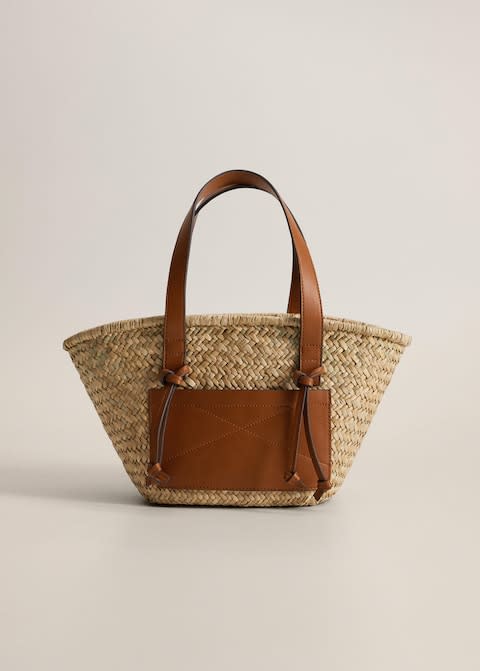 29,99€ au lieu de 39,99€<br><br><a href="https://shop.mango.com/fr/femme/sac-bandouliere/panier-paille-anse-double_67055942.html?c=CU" rel="nofollow noopener" target="_blank" data-ylk="slk:Acheter;elm:context_link;itc:0;sec:content-canvas" class="link ">Acheter</a>