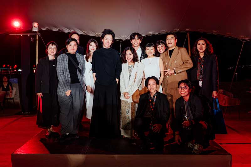 《蟲》劇組，演員潘綱大（後排右二）、演員李夢苡樺（後排右四）、演員劉韋辰（後排右五）、導演王凱民（中間黑衣者）。（文策院提供）