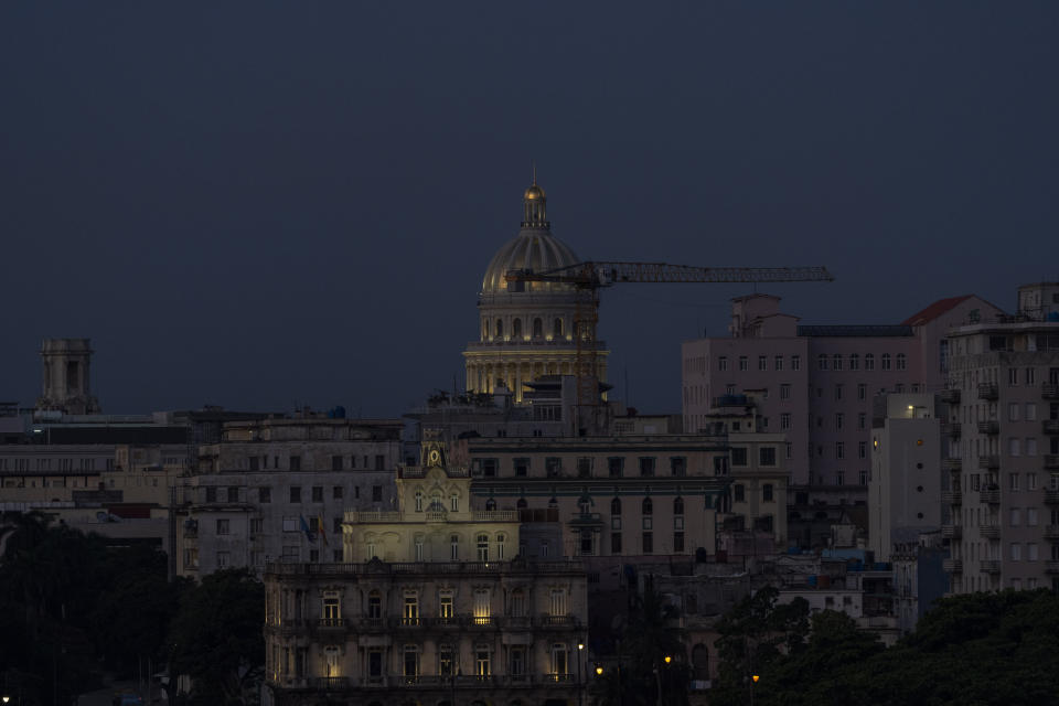 Una grúa de construcción se encuentra junto al Capitolio en La Habana, Cuba, el miércoles 22 de junio de 2022. (AP Foto/Ramón Espinosa)