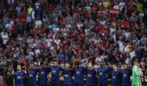 <p>Manchester United players observe a minute of silence in tribute to the victims of the Manchester attack. Reuters / Phil Noble Livepic </p>