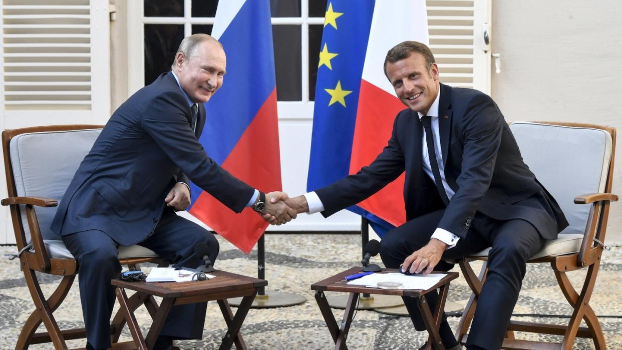 Frankreichs Präsident Emmanuel Macron (r) empfängt seinen russischen Amtskollegen Wladimir Putin im Fort Brégançon. Foto: Gerard Julien/POOL AFP