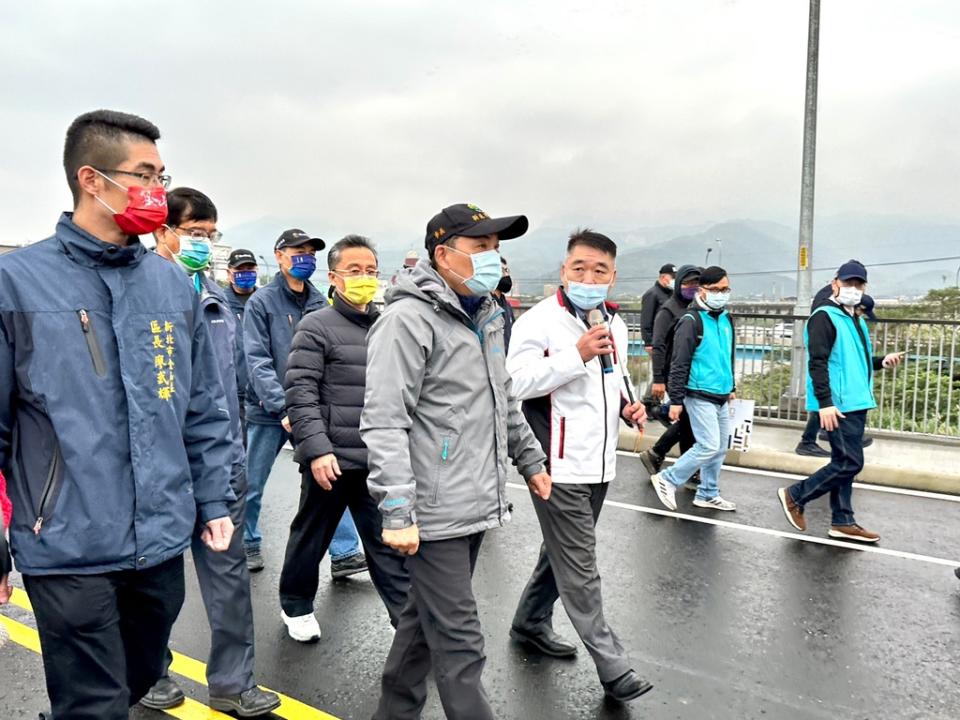 《圖説》養工處長馮兆麟（右），向侯友宜市長（中）介紹剛完工的金山磺溪四十號橋工程特色，左一為金山區長廖武輝，中後為工務局副局長郭俊傑。〈工務局提供〉