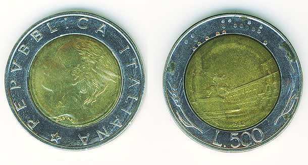 Le monete da 500 lire comparvero per la prima volta nel 1957 con il nome di "<strong>Caravelle</strong>" e furono coniate in argento. Il dritto presentava un busto femminile in stile rinascimentale, circondato da 19 stemmi che rappresentavano le città capoluogo regionale dell'epoca. In basso compariva la scritta "Giampaoli", dal nome dell'incisore. Sul rovescio erano raffigurate le <strong>tre caravelle</strong> in navigazione verso destra, con intorno la scritta "Repubblica Italiana"; in basso si trovavano il valore e la scritta "Veroi", nome dell'autore.<br> In occasione del Centenario dell'Unità d'Italia, nel 1961, fu coniata una moneta da 500 lire commemorativa. Sul dritto era raffigurata la personificazione dell'<strong>Italia seduta sul capitello</strong>; nella mano destra impugnava un ramo d'ulivo, mentre nella sinistra stringeva un elmo. Sul rovescio compariva una quadriga veloce. Nel 1965 fu emessa un'altra versione speciale, per ricordare il VII Centenario della nascita di Dante Alighieri. Sul dritto c'era il ritratto del poeta fiorentino, sul rovescio un'allegoria della <strong>Divina Commedia</strong>.<br> Dal 1982 la Zecca iniziò a coniare una nuova moneta <strong>bimetallica</strong> da 500 lire, con interno in <em class="strong">bronzo</em> ed esterno in <strong>acciaio</strong>: è questa la versione più nota.<br><br><p>Sul dritto era ritratta la Repubblica, rappresentata da una testa femminile: sulle tempie erano poste delle ali che simboleggiavano intelligenza e libertà.<br> Sul rovescio si trovava la <strong>piazza del Quirinale</strong>, con il palazzo e le statue dei Dioscuri. Tutt'intorno c'erano una spiga di grano e rami d'ulivo.</p> <p>Successivamente sono state prodotte altre 500 lire bimetalliche a scopo commemorativo. Per esempio, in occasione del Centenario della Banca d'Italia, per i 70 anni dell'Istat, per i 50 anni della Polizia di Stato e per il ventesimo anniversario delle elezioni del Parlamento europeo.</p>