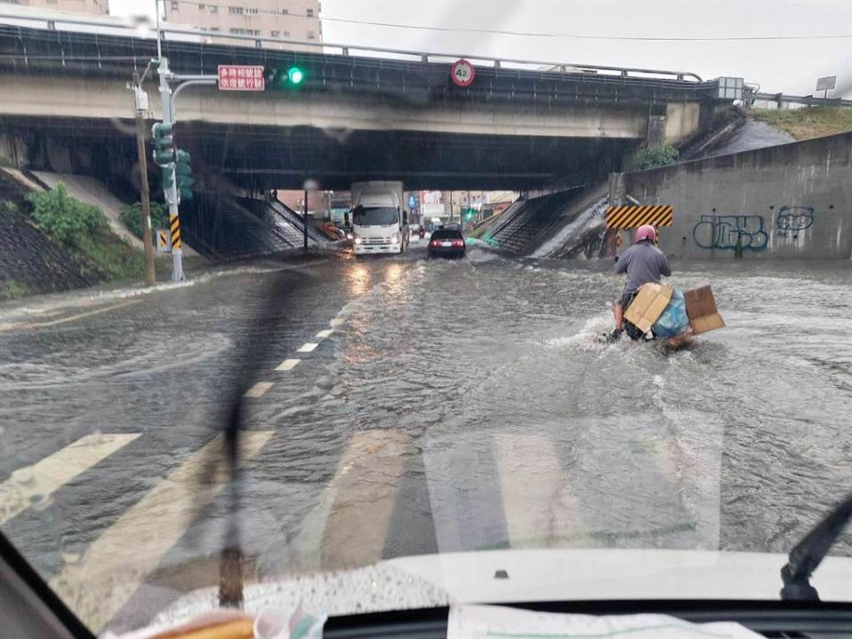 午後大雷雨造成台南20多處出現淹水情形。(圖／翻攝永康大小事臉書)